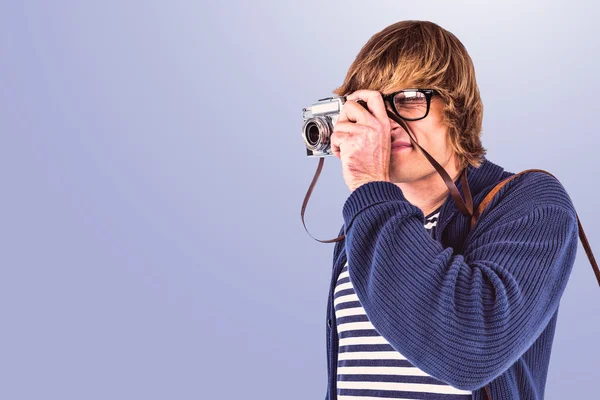 Hipster tirando fotos com uma câmera antiga — Fotografia de Stock