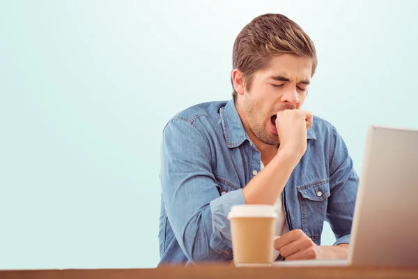 Hombre de negocios cansado sentado en el escritorio —  Fotos de Stock