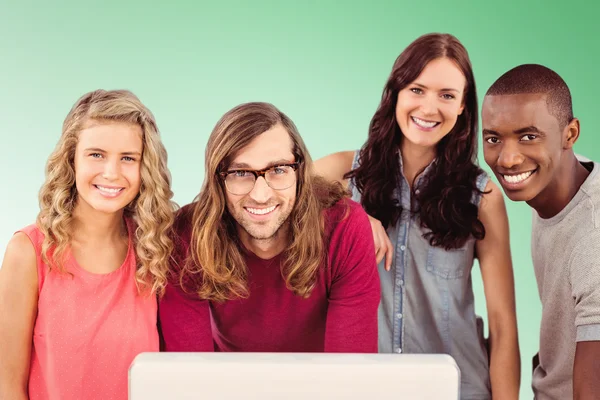 Χαμογελώντας επιχειρηματική ομάδα στέκεται στο γραφείο του υπολογιστή — Φωτογραφία Αρχείου