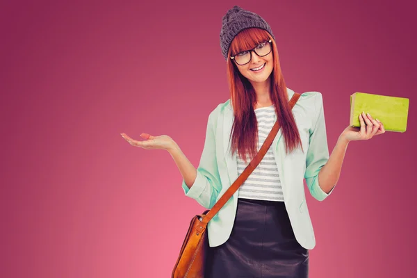 Hipster vrouw met tas en boek — Stockfoto