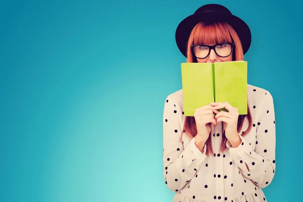 Bir yeşil kitap arkasındaki hipster kadın — Stok fotoğraf