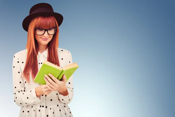 Hipster-Frau liest ein grünes Buch — Stockfoto