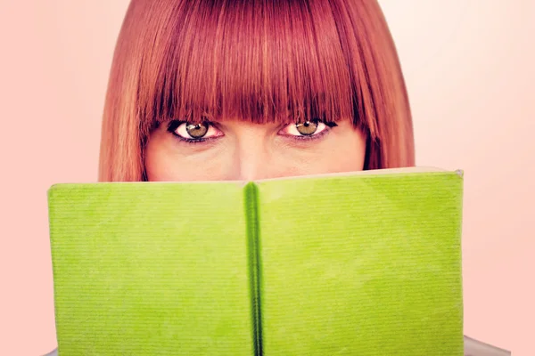 Привлекательная хипстерша читает книгу — стоковое фото
