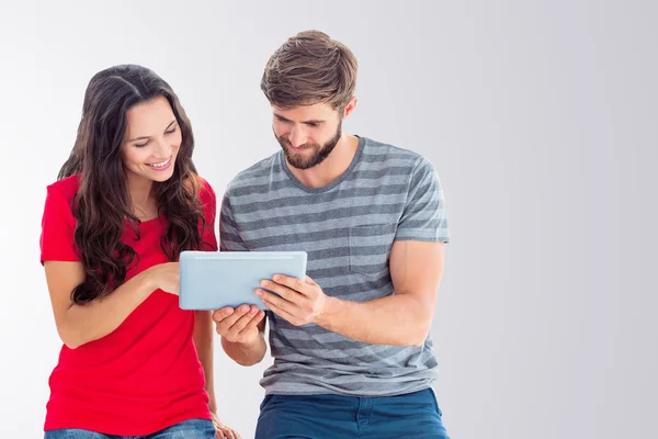 Szczęśliwa para za pomocą tabletu — Zdjęcie stockowe