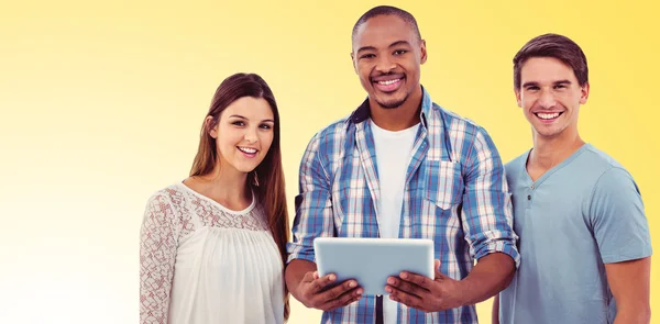 Team creativo guardando tablet — Foto Stock