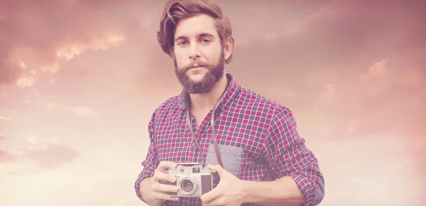 Confiante hipster usando câmera — Fotografia de Stock