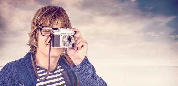 Hipster fotografiert mit alter Kamera — Stockfoto