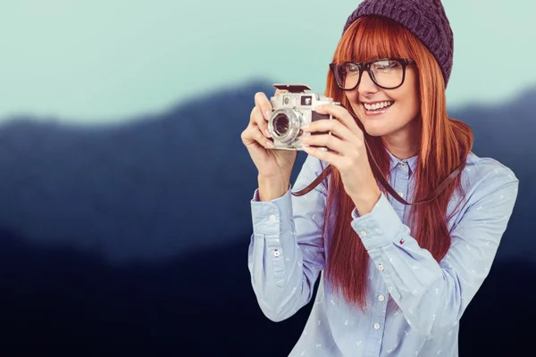 Hipster vrouw nemen van foto 's — Stockfoto