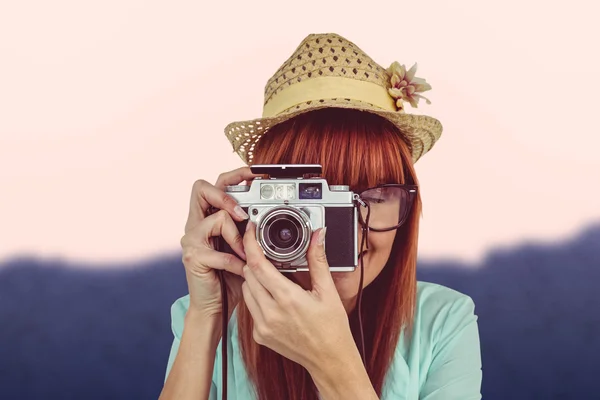 Женщина-хипстер держит ретро-камеру — стоковое фото