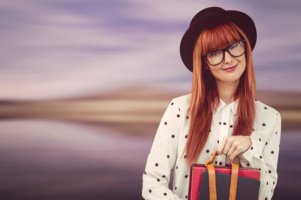 Hipster mulher segurando cinto livro — Fotografia de Stock