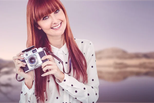 Hipster kvinna med gamla gammaldags kamera — Stockfoto