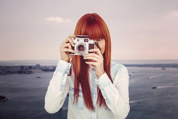 Atractivo hipster fotografiando con cámara — Foto de Stock