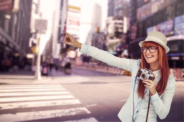 Aantrekkelijke hipster fotograferen met camera — Stockfoto