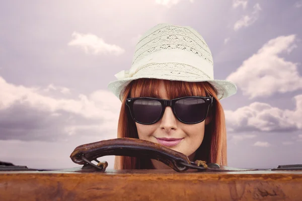 Mujer hipster detrás de una maleta — Foto de Stock