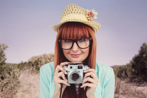 Hipster γυναίκα εκμετάλλευση κάμερας ρετρό — Φωτογραφία Αρχείου