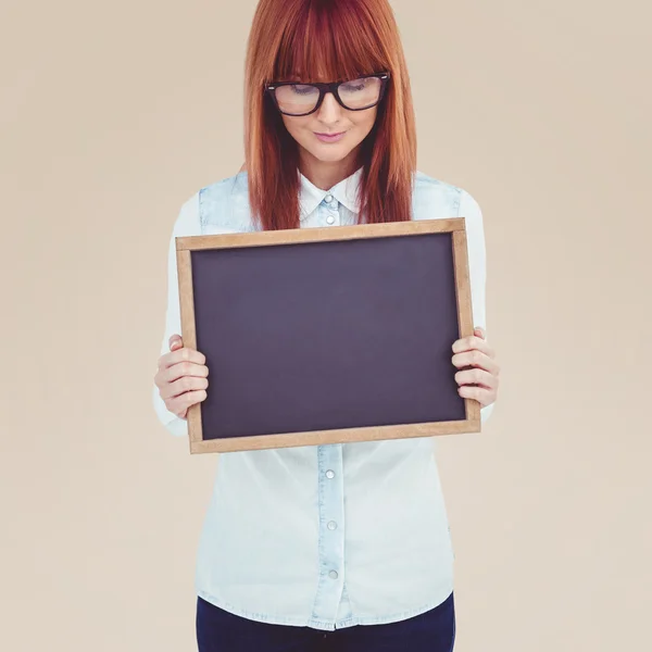 Hipster vrouw bedrijf schoolbord — Stockfoto