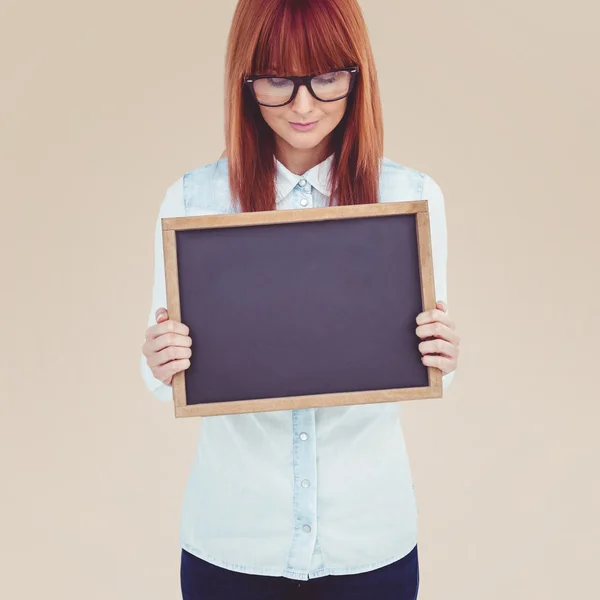 Mujer hipster sosteniendo pizarra — Foto de Stock