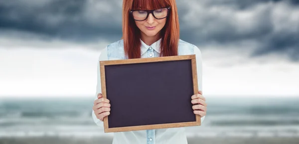 Hipster mulher segurando quadro negro — Fotografia de Stock