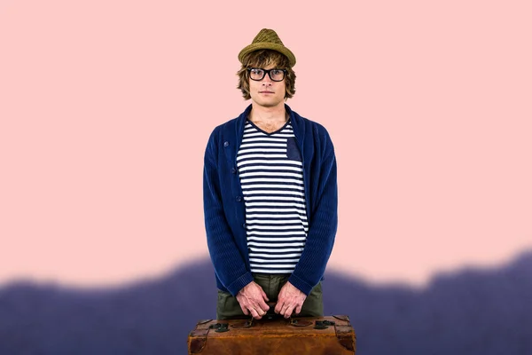 Un hipster serio con una valigia in mano — Foto Stock