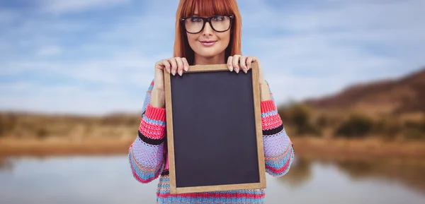 Hipster vrouw bedrijf schoolbord — Stockfoto