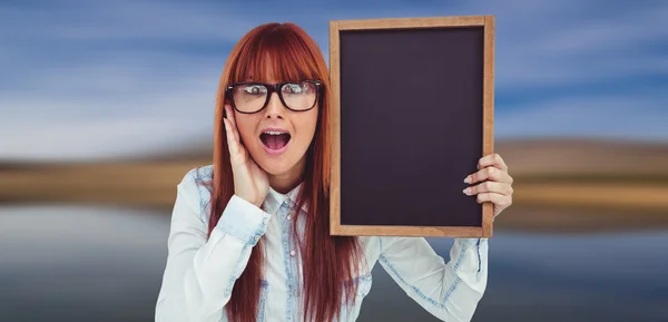 Ipster vrouw bedrijf blackboard — Stockfoto