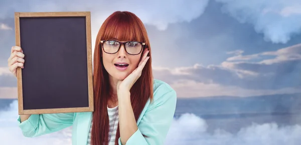 Hipster-Frau mit Tafel — Stockfoto