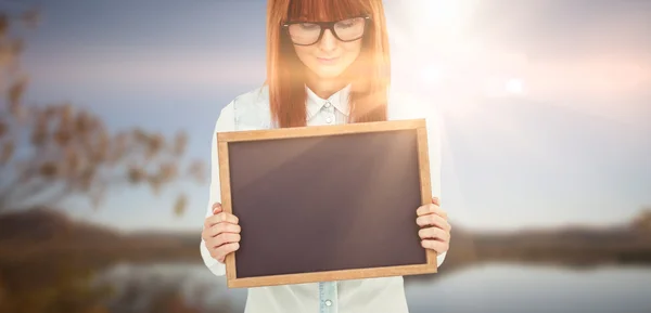 Hipster vrouw bedrijf schoolbord — Stockfoto