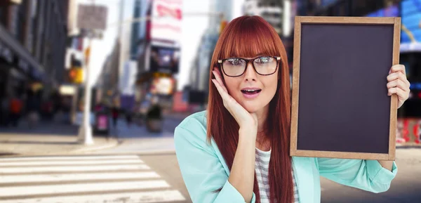 Hipster mulher segurando quadro negro — Fotografia de Stock