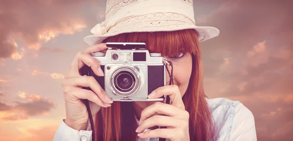 Hipster fotograferen met camera — Stockfoto