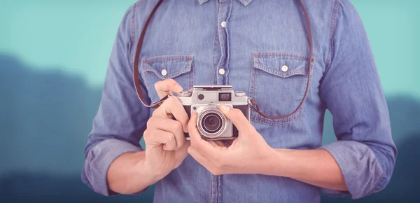 Hombre ajustando lente de cámara — Foto de Stock