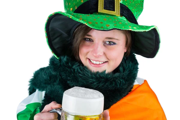 Söt brunett fira Saint Patricks day — Stockfoto