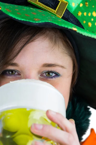 Dość brunetka docenianie Saint Patryka — Zdjęcie stockowe