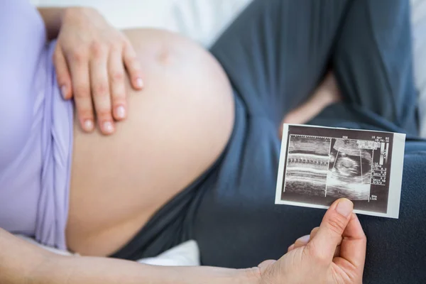 Gravid kvinna visar ultraljudsundersökning — Stockfoto