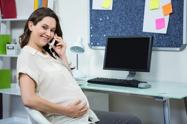 Donna incinta al telefono — Foto Stock