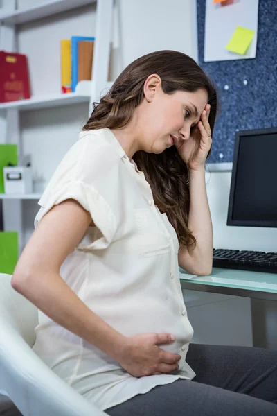 Gravid kvinna med huvudvärk — Stockfoto