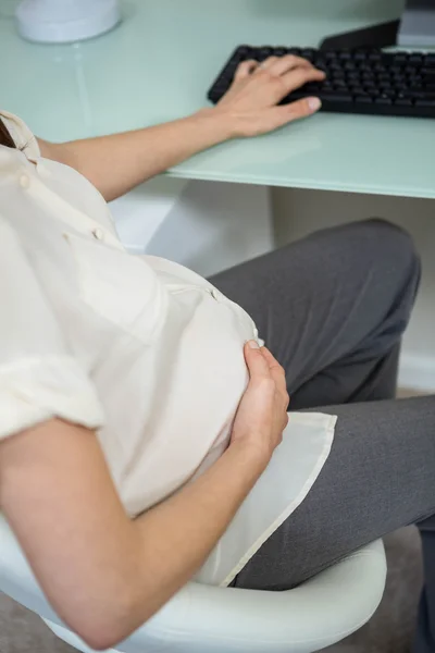 Femme enceinte utilisant un ordinateur — Photo