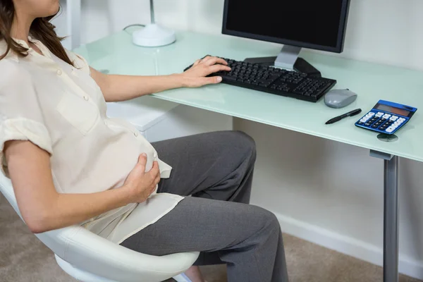 Donna incinta che utilizza il computer — Foto Stock