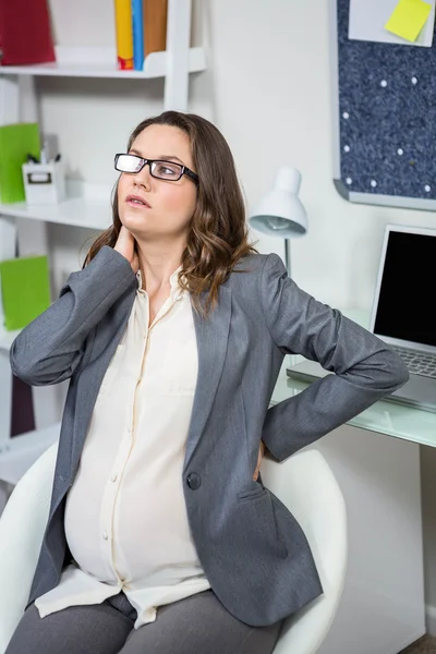 Gravid kvinna med en smärta i ryggen — Stockfoto