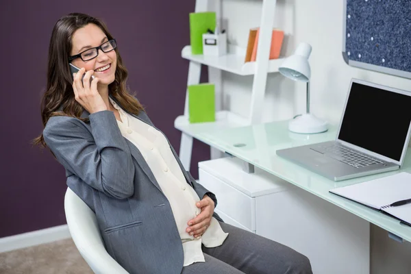 Schwangere am Telefon — Stockfoto
