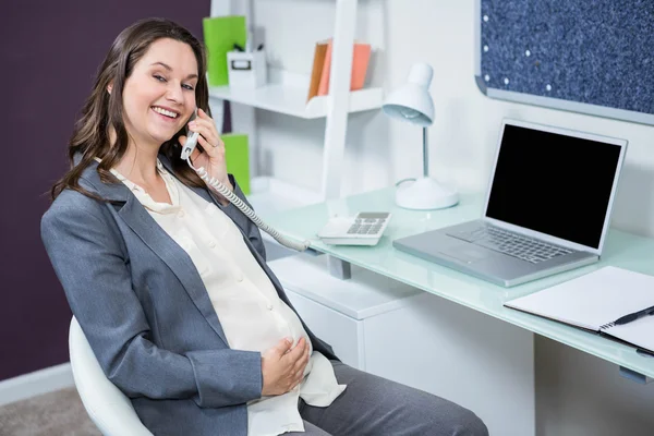 Gravid kvinna på telefon — Stockfoto