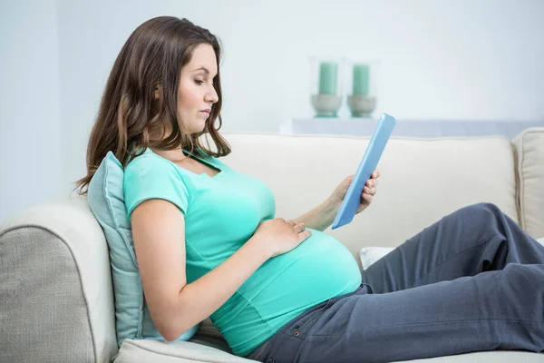 Mujer embarazada usando tableta — Foto de Stock