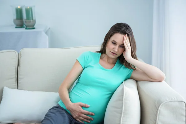 Zwangere vrouw met hoofdpijn — Stockfoto