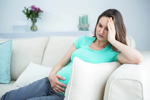 Zwangere vrouw met hoofdpijn — Stockfoto