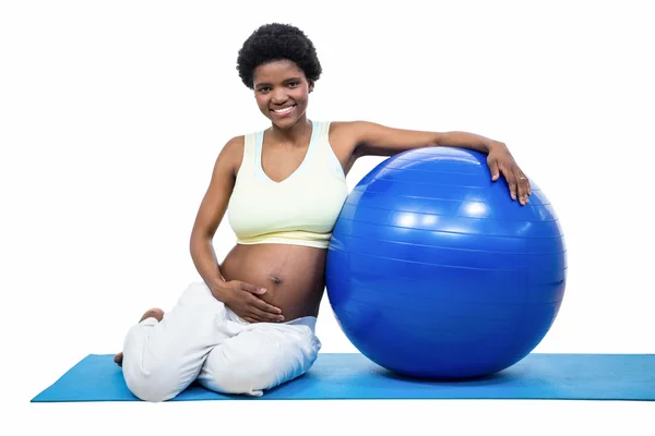Gravid kvinna med övning boll — Stockfoto