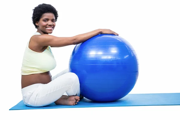 エクササイズ ボールで妊娠中の女性 — ストック写真