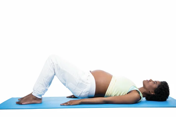 Mulher grávida fazendo exercício no tapete — Fotografia de Stock