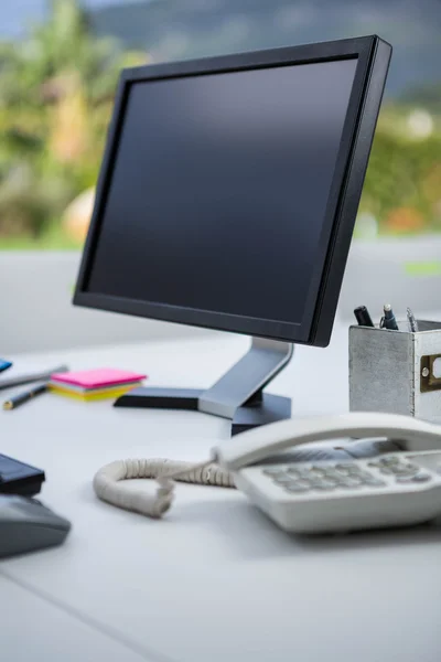 Dator och telefon på skrivbord — Stockfoto