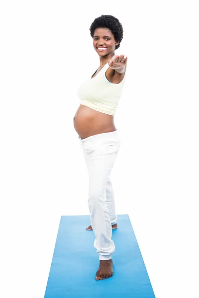 Těhotná žena, která dělá jóga cvičení — Stock fotografie