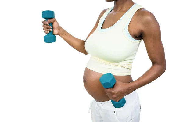 Mujer embarazada levantando mancuerna — Foto de Stock