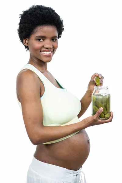 Zwangere vrouw augurken eten — Stockfoto